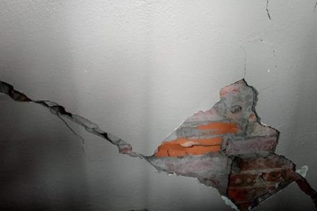 Nứt tường nhà mới xây có nguy hiểm không? Cách xử lý nào hiệu quả?